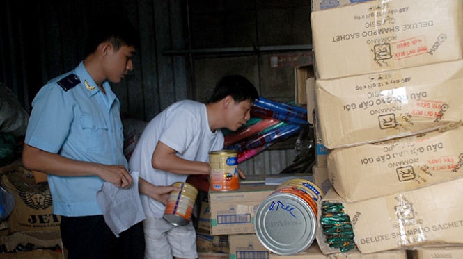 Hang hoa tranh thu chay thue tai diem nong Lao Bao hinh anh