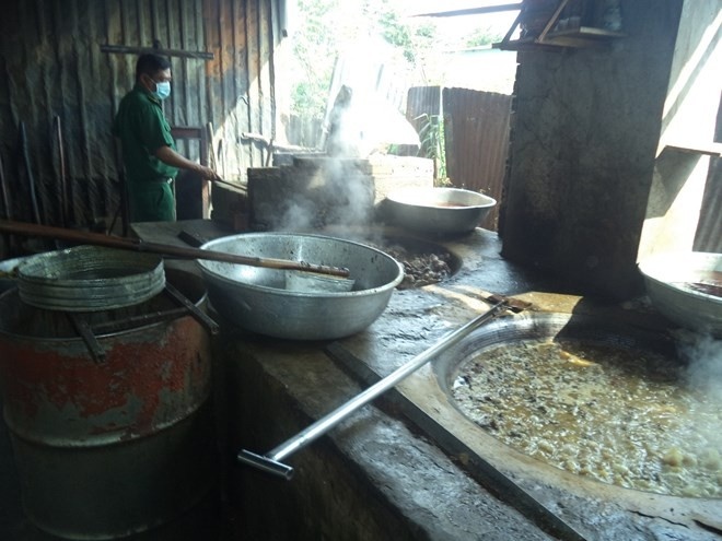 Chiều 26/9, đoàn kiểm tra Liên ngành huyện Bình Chánh phát hiện một xe chở 17 cây bánh tóp mỡ với tổng trọng lượng khoảng 510 kg, không có giấy chứng nhận kiểm dịch động vật.