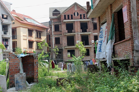 Nha ve sinh chinh inh giua cua biet thu bac ty hinh anh