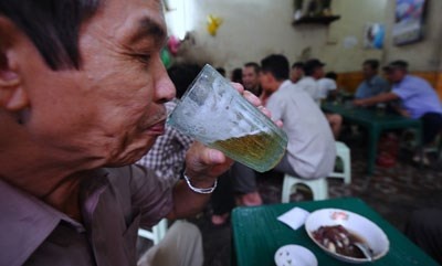 Lai 'coi troi' cho bia ban via he hinh anh