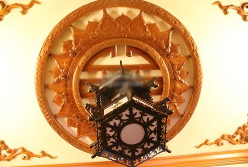 Bên cạnh đó là một chiếc đèn kiểu quý tộc rất trang nhã.