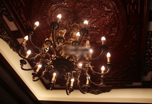 Tường nhà cũng được ốp gỗ với các hoa văn rất sáng tạo...