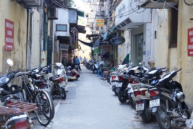 Tuy giá thành không phải rẻ, 5.000 đồng/chiếc nem rán nhưng đến giờ cao điểm 17h - 21h, khách đến quán ăn vẫn đông nghịt, thậm chí nhiều người phải đứng chờ và ai cũng cố gắng rủ thêm bạn bè cùng đi để tránh gọi với số lượng ít tránh việc chủ quán thẳng thừng từ chối