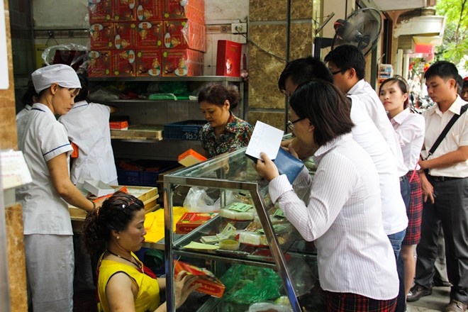 Cứ đến gần dịp Trung thu hàng năm, người ta lại chứng kiến cảnh dòng người xếp hàng dài, chen chúc nhau, những nét mặt mệt mỏi chờ đợi, cả sự cay cú khi gần đến lượt mình thì chủ hàng bỗng thông báo