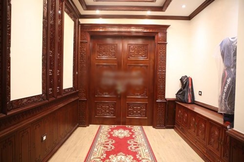 ...và cửa gỗ khiến người xem có cảm giác đây là một ngôi biệt thự gỗ thực thụ.