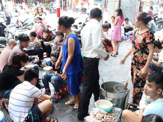 . Không có biển hiệu nhưng cứ đến tầm 4-5 giờ chiều là đầu phố Hàng Trống (đoạn giao cắt với phố Hàng Bông - Hàng Gai, quận Hoàn Kiếm, Hà Nội) lại nhộn nhịp khách tới ăn phở. Giá mỗi bát phở khá “phải chăng”, chỉ 25.000 đồng. Phở Hàng Trống, muốn ăn phải xếp hàng. Ảnh: NLD.