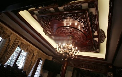 Cả ngôi biệt thự rộng hàng trăm m2 được gia chủ cầu kỳ trang trí bằng các nội thất đắt tiền, sang trọng.