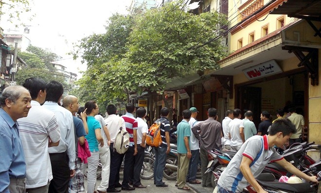 Hàng phở trên phố Bát Đàn (Hà Nội) nhiều năm qua luôn trong cảnh khách phải xếp hàng mỗi buổi sáng. Vào dịp lễ hoặc thứ bảy, chủ nhật, cảnh tượng này càng dễ xảy ra. Có những thực khách lặn lội vài cây số từ các quận khác tìm đến, quyết tâm ăn bằng được dù có người phải đợi đến 20 phút. 