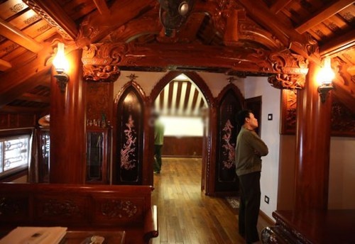 Đặc biệt, vị chủ nhân biệt thự còn kỳ công tìm thuê thợ lành nghề chạm trổ lên các cột, kèo... Hầu như những hoa văn được làm rất tỉ mỉ mang đậm bản sắc văn hóa dân tộc.