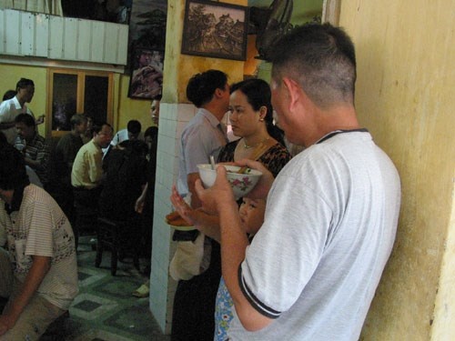 Khách đến đây sau khi xếp hàng mỏi chân sẽ trả tiền trước, chờ và tự bưng bê.