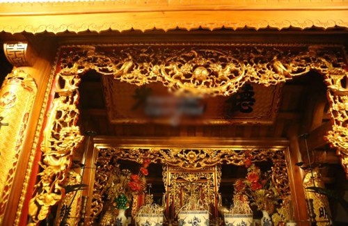 Ban thờ cũng được trang trí bằng các hoa văn cổ, sơn son thiếp vàng rất trang trọng và uy nghiêm.