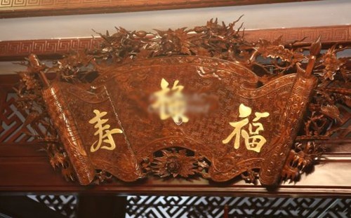 Còn đây là một chiếc đèn được thiết kế giống một kiểu đèn được sử dụng trong hoàng cung ngày trước.