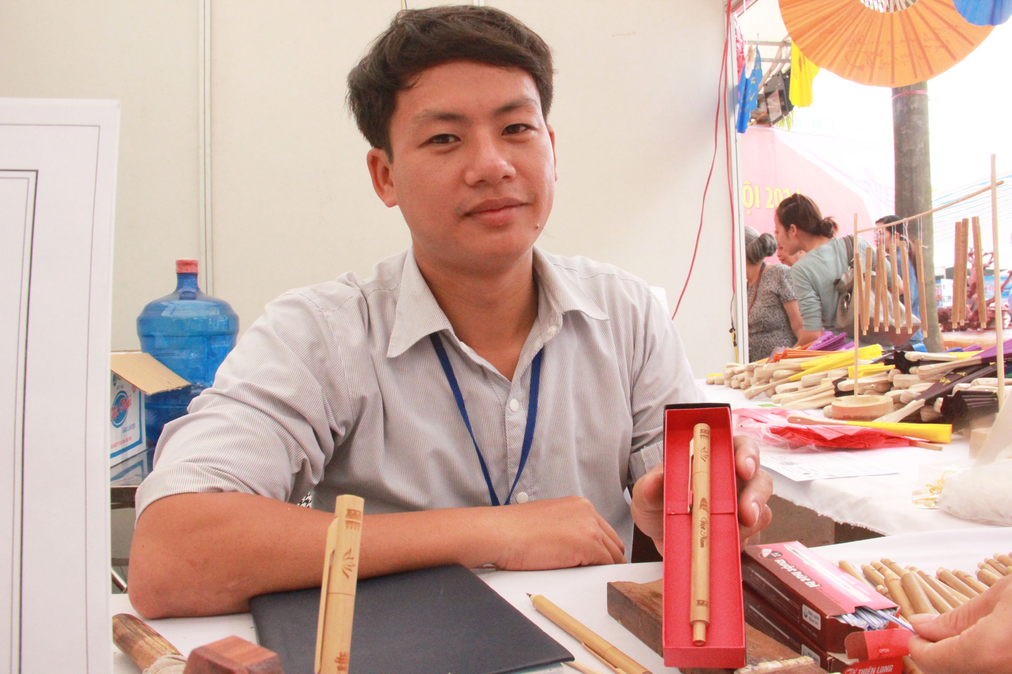 Anh Thắng là người sáng tạo ra chiếc bút tre Việt Nam.