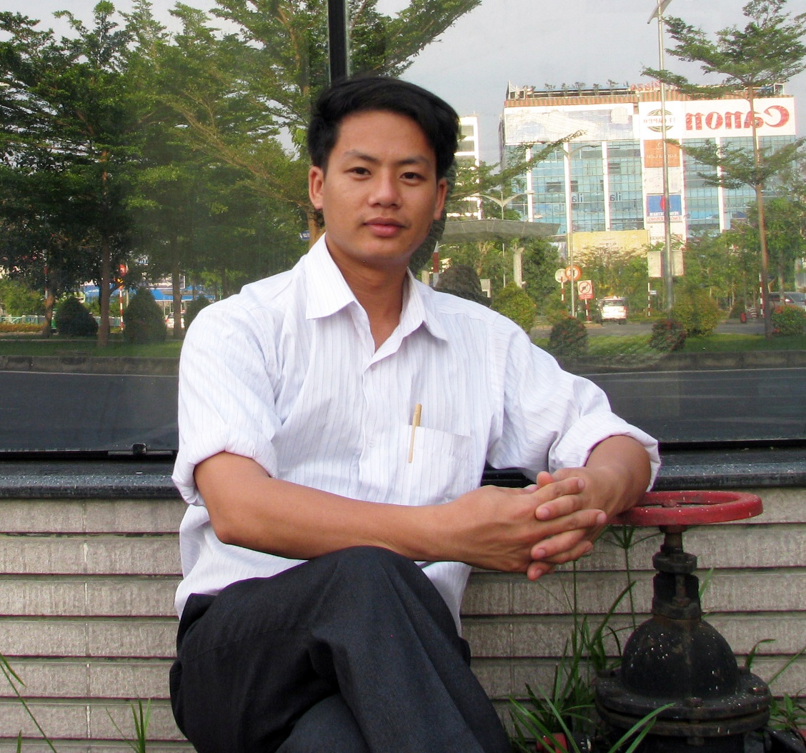 Chang trai den truong voi la chuoi, but tre thanh giam doc hinh anh