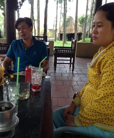 Vợ chồng anh Dũng về quê với tâm trạng phấn khởi.