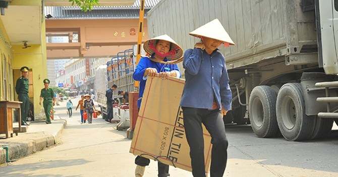 Sap Tet, hang lau qua bien gioi Lang Son bang cach nao? hinh anh