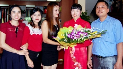 Nguoi phu nu khien gach ngoi phai sinh loi hinh anh