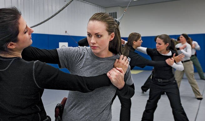 Các nữ vệ sĩ cũng phải trải qua một khóa huấn luyện gian khổ để thuần thục các kĩ năng như: sử dụng vũ khí, chiến đấu tay bo, xử lý tình huống nguy hiểm...