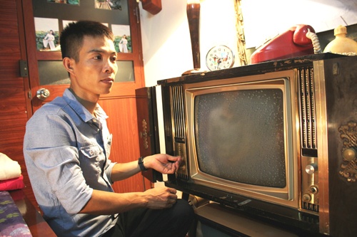 Chiếc tivi đen trắng được anh Thuận coi như