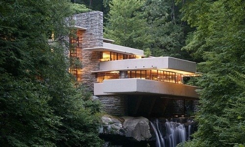 . Fallingwater: Biệt thự trên thác - một tuyệt phẩm kiến trúc của KTS nổi tiếng người Mỹ - Frank Lloyd Wright trở nên vô cùng nổi tiếng, khi nằm cheo leo trên thác nước của con suối Bear Run gần Mill Run, tiểu bang Pennsylvania. Mặc dù nằm ở một vùng quê hẻo lánh, nhưng Fallingwater nổi tiếng đến mức, trung bình 160.000 du khách đến thăm mỗi năm.