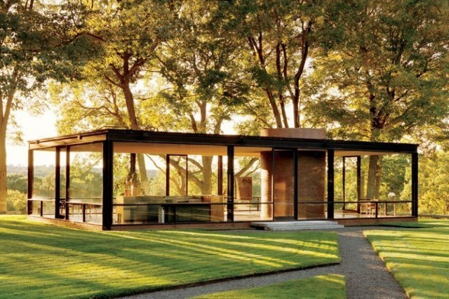 3. Glass House: Ngôi nhà được xây dựng trong khoảng thời gian 45 năm (từ 1949-1995) của Philip Johnson - một kiến trúc sư tốt nghiệp từ Harvard. Một công trình trong suốt, thiết kế tinh tế, tối giản và không gian mở hoàn toàn.