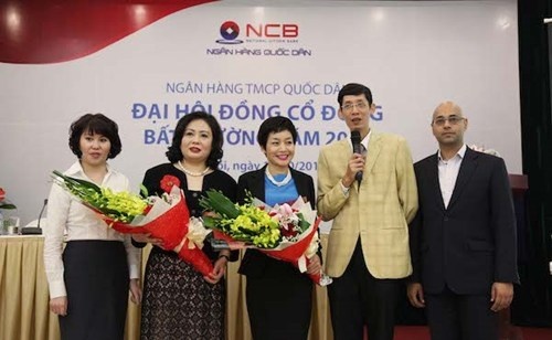Tại Đại hội cổ đông bất thường tổ chức ngày 14/10 của Ngân hàng TMCP Quốc Dân (NCB), bà Đặng Thị Xuân Hồng (thứ 2 từ trái sang) - cựu Chủ tịch Ngân hàng TMCP Sài Gòn (SCB) được bầu làm thành viên HĐQT ngân hàng này.