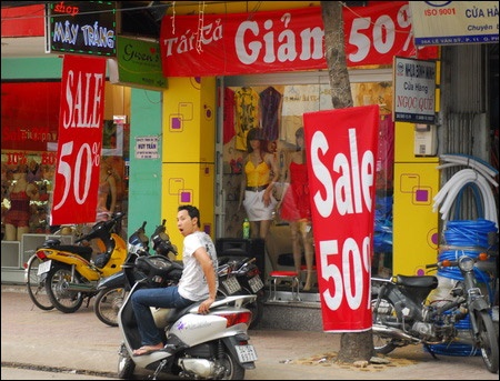 Phia sau nhung dot giam gia 50 - 70% cua quan ao thoi trang hinh anh