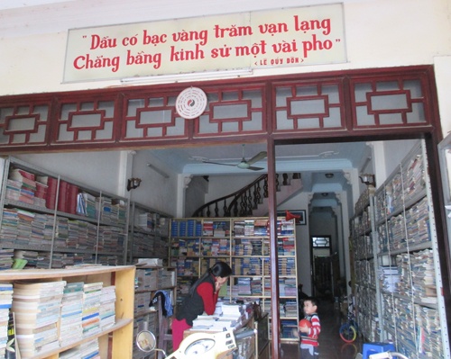 Những cửa hàng sách cũ luôn thu hút số lượng lớn khách hàng là học sinh, sinh viên.