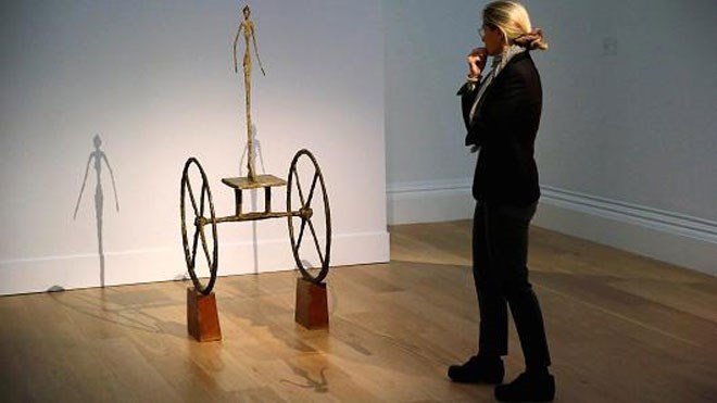 Nha dieu khac Alberto Giacometti voi tac pham cua minh hinh anh