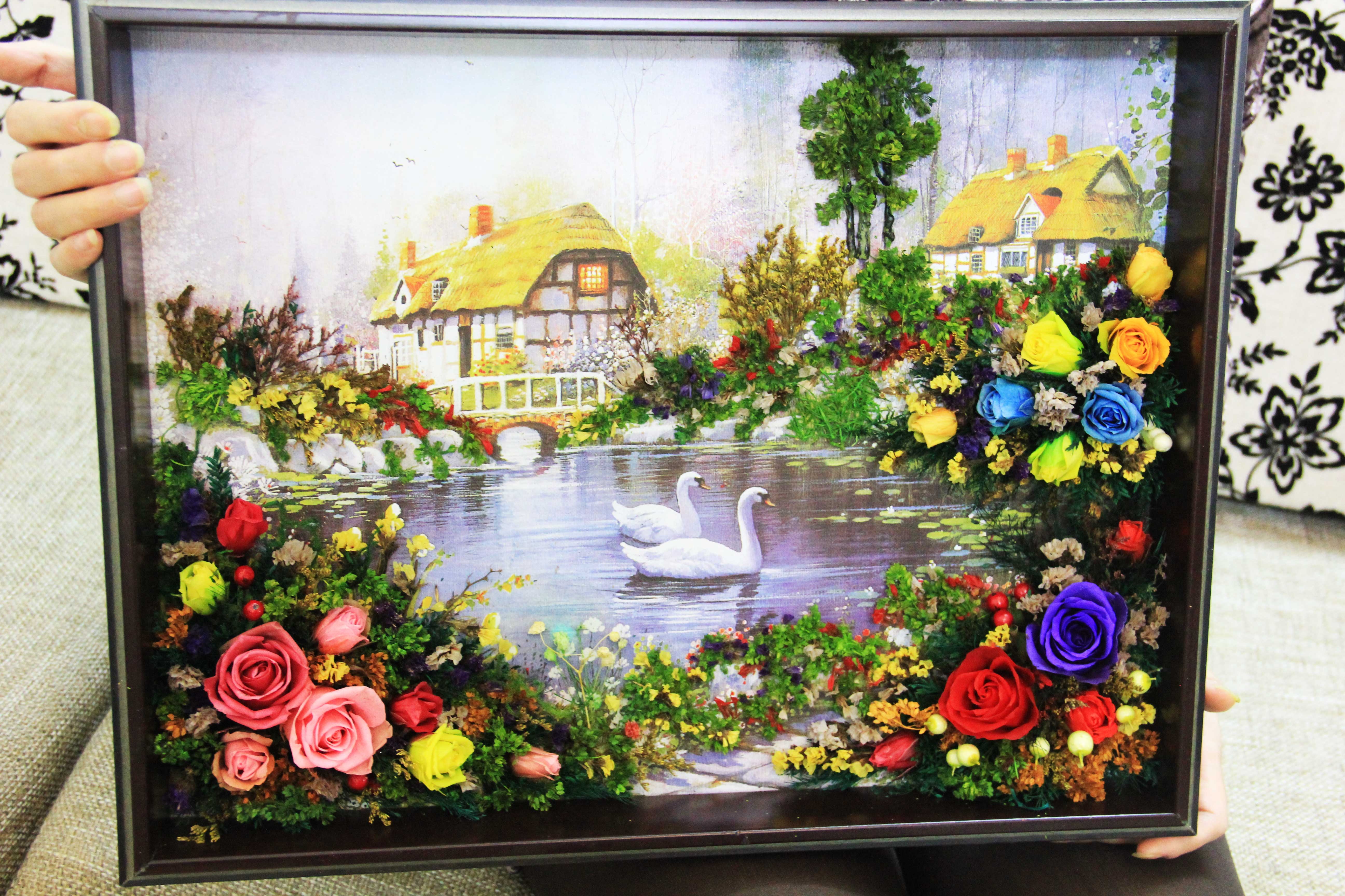 Mỗi bức tranh làm bằng hoa khô bất tử có giá 700.000 đồng cho đến vài triệu đồng. Ảnh: Ngọc Lan.