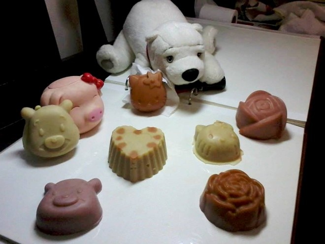 Hiện một tháng chị nhận khoảng 6 đơn hàng của các bà mẹ đang dư sữa cho con bú để họ dùng chính xà phòng làm từ sữa của mình. Trung bình mỗi đơn hàng 3kg xà phòng (20-40 bánh), mỗi kg xà phòng chị lấy giá 1,5 triệu đồng. Do đó, doanh thu hàng tháng của chị gần 30 triệu đồng. Chị cho biết, nhiều bà mẹ dư thừa sữa đổ đi rất phí hoài, nên họ mang chính phần dư ra đó nhờ làm thành những bánh xà phòng để rửa mặt, gội đầu, tắm rửa cho cả người lớn lẫn trẻ sơ sinh. Vừa tiết kiệm lại có nguồn thu nhập không nhỏ.