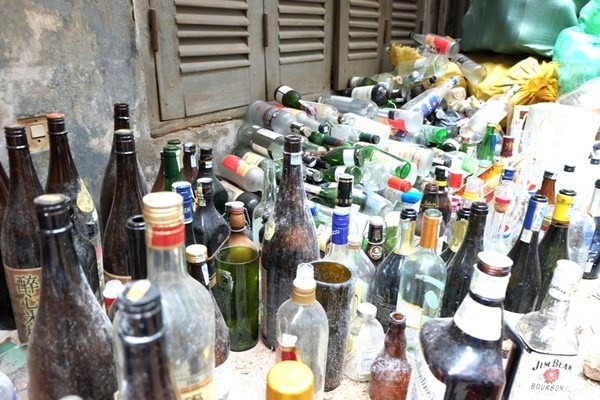 2.	Các sản phẩm được bán với giá từ vài ba chục đến vài trăm nghìn đồng. Mặc dù số lượng sản phẩm làm ra có hạn nhưng khách hàng mua khá đông, đem lại doanh thu lên đến hơn 2 triệu đồng/ngày.