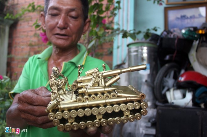 Ngôi nhà hai tầng thuê trên đường Lê Văn Khương, quận 12, TP.HCM của ông Tống Văn Thơm chất đầy các loại đồ tái chế. Đó là công sức và thành quả của 22 năm của ông - người được mệnh danh “chuyên gia tái sinh rác thải”.