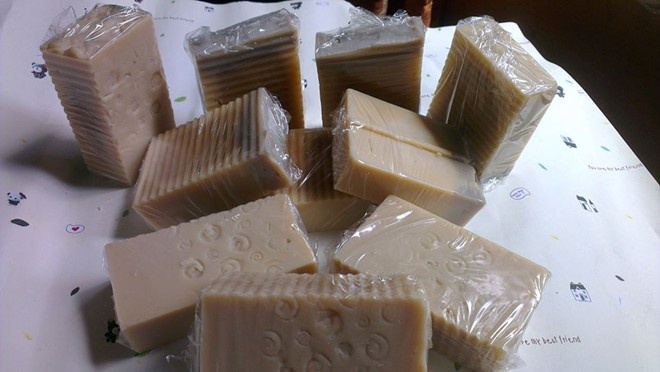 Có nhiều năm kinh nghiệm chế biến xà phòng theo kiểu handmade nhưng ý tưởng chọn sữa mẹ là thành phần chính mới được chị Thư, 26 tuổi, ở Hà Nội áp dụng trong thời gian gần đây.