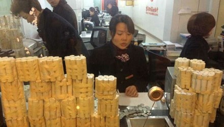 5 xe thung cho hon 300 trieu dong tien xu di gui ngan hang hinh anh