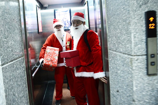 20.000 dong/lan chuyen qua Noel trong cung toa nha hinh anh