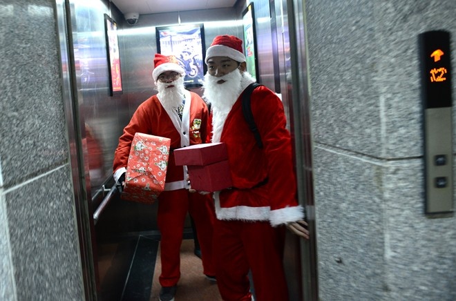 Dịch vụ giao hàng dịp Noel vào mùa. Ảnh: Tuấn Mark