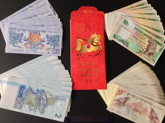 5.	Không có hình con dê nhưng bộ tiền tứ linh “Long –Lân – Quy –Phượng” tượng trưng cho quyền lực, may mắn, sức khỏe, sắc đẹp và sự vĩnh cửu cũng được cho là khá hot năm nay. Với quan niệm ứng dụng trong phong thủy, hóa giải điềm hung và chiêu mộ hiền tài, bộ tứ linh được rao bán với giá 200.000 đồng/bộ (4 tờ). Các tờ tiền này có xuất xứ từ các nước như Brazil, Malaysia và Buhtan. 