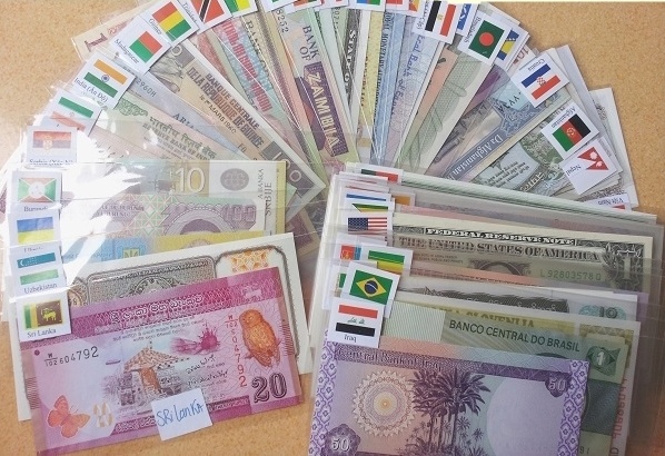 6.	Bộ tờ tiền 100 tờ của 50 quốc gia cũng là sản phẩm được nhiều người quan tâm. Mỗi bộ tờ tiền này có giá bán trên thị trường khoảng 1,5 triệu đồng.  