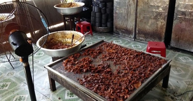 Sau một thời gian yên ắng đầu năm, đến ngày 8/5/2014, Đội CSĐT tội phạm về môi trường CATP Quảng Ngãi đã bắt quả tang công ty Thuận Thành An có hành vi sản xuất, chế biến từ sản phẩm thịt heo thành thịt bò khô. Cảnh sát môi trường đã tịch thu 14 thùng các tông đựng 257 kg thịt heo thành phẩm được bỏ trong bao bì thịt bò khô, cùng hàng chục ký bao bì nhãn thịt bò khô Thuận Đạt, chất phụ gia, thịt heo thành phẩm chưa đóng gói. Tại công ty này, mỗi ngày, có hàng trăm kg khô bò giả được bán ra thị trường. Ảnh: CAĐN.