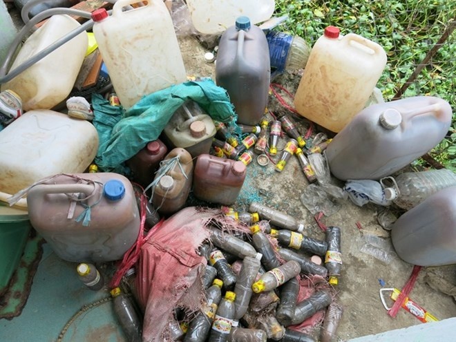 10.	Trưa 9/10, Đội quản lý thị trường phối hợp với Công an cùng lực lượng An toàn vệ sinh thực phẩm Thuận An đã bất ngờ kiểm tra cơ sở sang chiết, tiêu thụ mắm tôm tại Khu phố Hòa Long, phường Vĩnh Phú (Thuận An, Bình Dương). Tại đây, cơ quan chức năng phát hiện hàng nghìn chai mắm tôm chế biến từ nguyên liệu chứa trong các thùng đầy dòi, nhặng, bốc mùi hôi nồng nặc. Ảnh: Lao động.