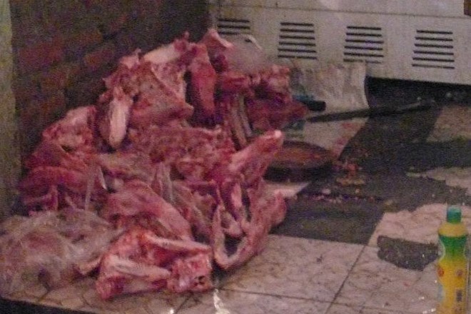 2.	Ngày 11/5/2014, báo Lao Động đưa tin bài về công nghệ làm giò chả tại Hàm Tử (Khoái Châu, Hưng Yên) có sử dụng nguyên liệu giá rẻ, vệ sinh an toàn thực phẩm kém kèm phụ gia, hóa chất không xuất xứ, gây hại cho sức khỏe người tiêu dùng. Ảnh: Lao động. 