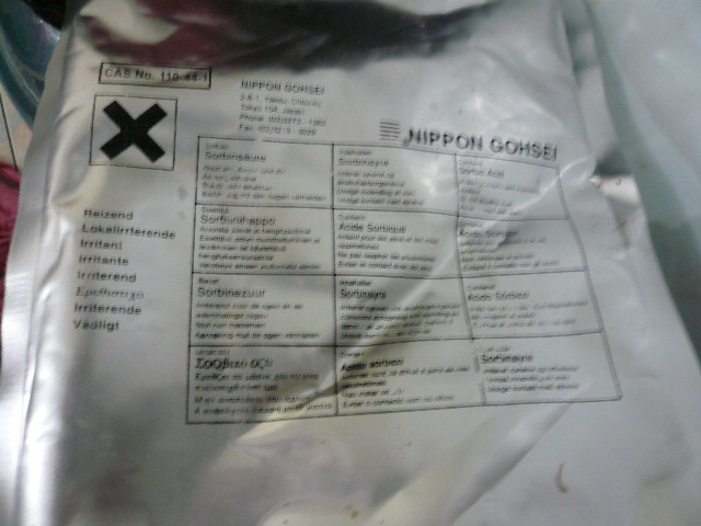 3.	Theo nhân viên tại một cơ sở sản xuất giò chả ở đây, các nguyên liệu giá rẻ, thường là đồ vụn vặt thừa thãi cất đi, mỗi hôm làm đấu thêm vào cối, cho thêm phụ gia. Phụ gia, hóa chất làm giò chả gồm có muối, đường, bột ngọt, nước mắm và hóa chất chống mốc, tạo giò chả dai, giòn, thơm, để được dài ngày. Ngoài ra, cơ sở còn có cả phụ gia tránh được giò bị phồng trong khi luộc, tạo cho giò có màu hồng bắt mắt, phẩm tạo màu cho chả. Ảnh: Lao động. 