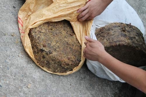 6.	Sau 2 ngày (15/8/2014), tại Hà Nội, ngày Công an phường Khương Đình, quận Thanh Xuân đã đột kích cơ sở chế biến mỡ bẩn ở ngõ 207, phố Bùi Xương Trạch, Thanh Xuân, Hà Nội. Cơ sở chế biến mỡ ngập ngụa màu đen, cáu bẩn vì than và mỡ, những dụng cụ vứt lăn lóc trên sàn bẩn. Ảnh: Khám phá.