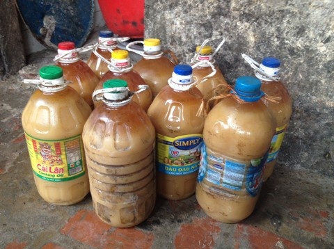 7.	Sáng 9/9, Phòng cảnh sát phòng chống tội phạm về môi trường PC49, Công an TP. Hà Nội bất ngờ phát hiện cơ sở sản xuất mỡ bẩn lớn. Tại thời điểm kiểm tra, lực lượng chức năng phát hiện hơn 1 tấn mỡ nước cùng hàng trăm ký mỡ, bì lợn sống bám đầy ruồi, nhặng, vứt ngổn ngang trên nền gạch chờ chế biến; công cụ chế biến hết sức thô sơ và mất vệ sinh. Chủ cơ sở là bà Nguyễn Thị Nga, xóm Ngõ Lý, thôn Thượng Hội, xã Tân Hội, huyện Đan Phượng. Ảnh: Vietnamnet.