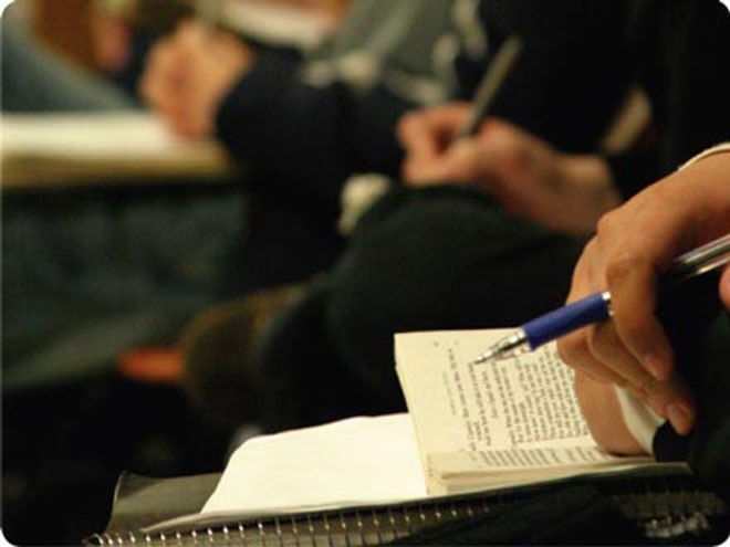 Cộng tác viên cho các báo: Đối với những ai có khả năng viết lách thì đây là dịp các bạn có thể “cày cuốc” viết  bài. Theo Minh, CTV của một trang báo tuổi teen chia sẻ 