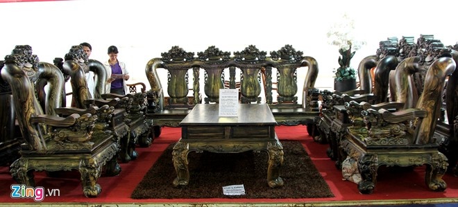 11.	Tại một hội chợ nội thất tại trung tâm triển lãm Tân Bình (TP.HCM), bộ salon gồm 4 ghế đơn cao 1,7m nặng hơn 300kg, 1 băng ghế dài cao 1,7 nặng hơn 1 tấn, 1 bàn trà lớn, 2 bàn trà nhỏ, 2 ghế đôn được làm từ gỗ mun hoa chào bán với giá tiền tỷ.