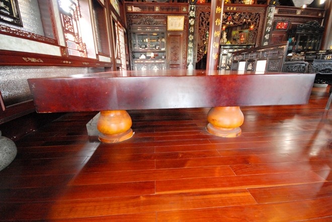 4.	Anh Nguyễn Thanh Hải (Mỹ Đức, Châu Phú, An Giang), chủ nhân bộ ván ngựa cho biết, để săn được “vật quý” này anh phải mất 3 năm. Anh mua được tại vùng biên giới giáp Lào và Việt Nam. Theo những người kinh doanh đồ gỗ, bộ ván ngựa này là loại gỗ quý hiếm luôn được giới “sành gỗ” thế giới săn lùng. Giá trị  lớn nhất nằm ở tuổi thọ cây. Cây phải có tuổi thọ trên 500 năm mới có thể cho ra bộ ngựa khổng lồ này. Ngoài ra, người ta còn tin những bộ ván gỗ này sẽ mang lại may mắn.