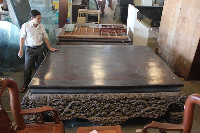 5.	Cũng được trả giá lên đến 1,5 tỷ nhưng không bán, chiếc sập cổ bằng gỗ trắc được ông Thưởng, một chủ buôn đồ cũ tại Đông Anh, Hà Nội mua từ một gia đình người nước ngoài đang sinh sống ở Hà Nội với giá chỉ 310 triệu đồng. 