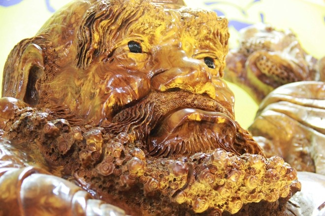 8.	Theo giới thiệu của chủ hàng, chiếc sập gỗ này được làm từ gỗ mun nguyên khối, có tuổi đời hơn 1.000 năm được tìm mua tại  Phan Thiết - Bình Thuận nên đặc biệt quý hiếm. 4 mặt chiếc sập được khắc hoa văn 4 mùa Xuân, Hạ, Thu, Đông, tượng trưng bởi cây thông, trúc, cúc, mai, hay còn được gọi tên là tác phẩm 4 mùa.